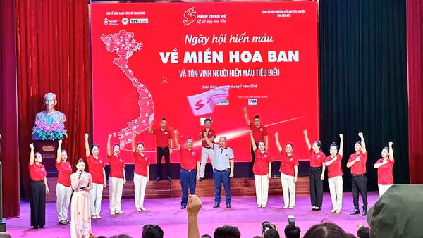 Đại diện Ban tổ chức Hành trình đỏ Trung ương cùng các tình nguyện viên tỉnh Điện Biên hô vang khẩu hiệu hiến máu cứu người - nghĩa cử cao đẹp nhân văn. 