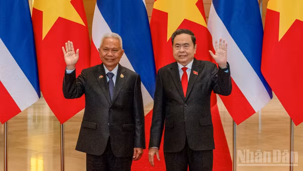 Chủ tịch Quốc hội Trần Thanh Mẫn và Chủ tịch Quốc hội kiêm Chủ tịch Hạ viện Vương quốc Thái Lan Sophon Zaram.