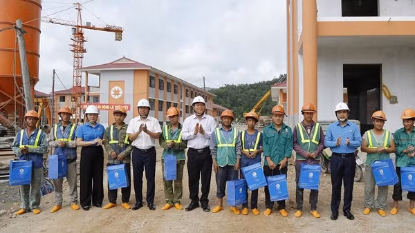 Đồng chí Tẩn Minh Long, Chủ tịch Liên đoàn Lao động tỉnh Điện Biên cùng đồng chí Bùi Đức Giang, Tổng giám đốc Công ty Thương mại-Xây dựng số 6 tặng quà, động viên công nhân, người lao động đang xây dựng Trường nội trú liên cấp Thanh Nưa. 