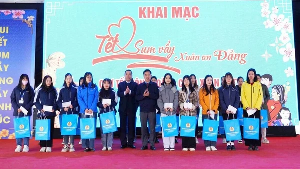 Tỉnh Thái Nguyên dự kiến sẽ tặng mỗi hộ nghèo và cận nghèo 600 nghìn đồng để đón Tết Bính Ngọ.