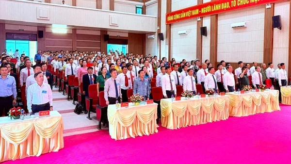 Đại biểu dự Đại hội Đảng bộ xã Nà Hỳ lần thứ nhất thực hiện nghi lễ chào cờ.