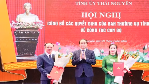 Bí thư Tỉnh ủy Thái Nguyên Trịnh Xuân Trường trao quyết định cho đồng chí Nguyễn Thị Vũ Anh và đồng chí Đỗ Xuân Hòa.