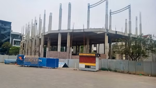 Một tháng sau Tết Bính Ngọ 2026, Tòa nhà Trung tâm tổ chức sự kiện khu đô thị hồ Xương Rồng chưa được thi công trở lại do thiếu nhân công.