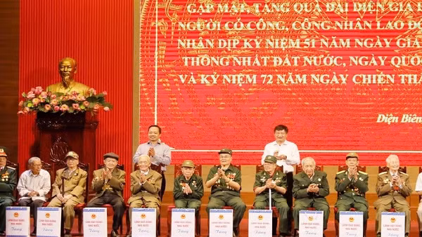 Lãnh đạo tỉnh trao quà tặng các chiến sĩ giải phóng miền nam và chiến sĩ Điện Biên.
