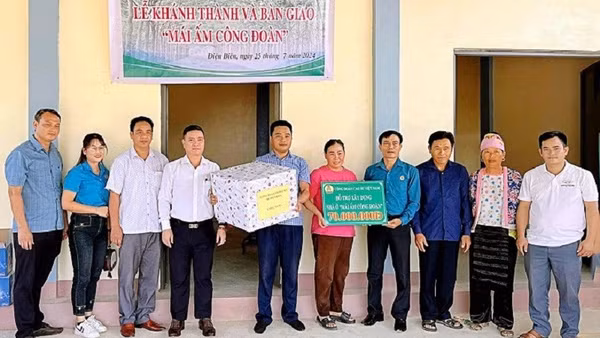 Ông Nguyễn Công Tám, Chủ tịch Hội đồng quản trị cùng lãnh đạo Công ty Cổ phần Cao-su Điện Biên trao kinh phí hỗ trợ công nhân làm nhà ở "Mái ấm công đoàn". 
