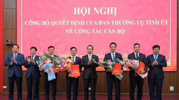 Đồng chí Trần Tiến Dũng, Bí thư Tỉnh ủy Điện Biên trao quyết định điều động, phân công nhiệm vụ cho 4 đồng chí.