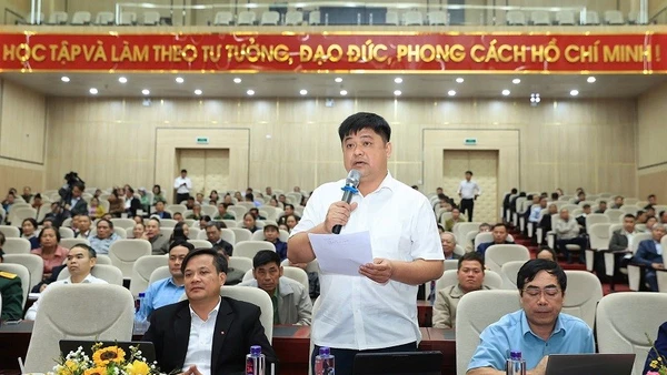 Cử tri xã Tuần Giáo, tỉnh Điện Biên gửi nhiều kiến nghị đến các ứng viên đại biểu Quốc hội khi về gặp gỡ, tiếp xúc cử tri tại địa bàn. Ảnh: NGỌC THANH