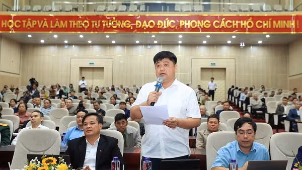 Cử tri xã Tuần Giáo, tỉnh Điện Biên gửi nhiều kiến nghị đến các ứng viên đại biểu Quốc hội khi về gặp gỡ, tiếp xúc cử tri tại địa bàn. Ảnh: NGỌC THANH