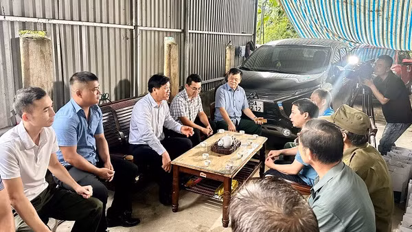 Các đồng chí lãnh đạo xã Thanh Yên cùng nhà đầu tư cung cấp thông tin cụ thể, rõ ràng về các dự án và vùng quy hoạch dự án đến cán bộ, nhân dân thôn Thanh Trường.