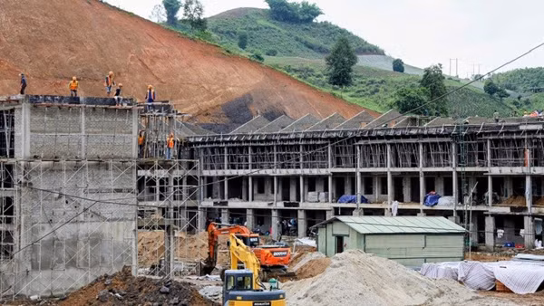 Ngoài khó khăn do biến động giá nguyên, vật liệu, dự án xây dựng Trường nội trú liên cấp Núa Ngam còn gặp khó khăn do chưa đánh giá hết các yếu tố tác động, làm ảnh hưởng nhiều tiến độ thi công. 