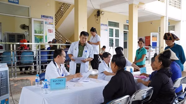 Bác sĩ Bệnh viện 7/5 thuộc Công an tỉnh Điện Biên tư vấn cách chăm sóc sức khỏe cho nhân dân trên địa bàn xã Thanh Nưa.