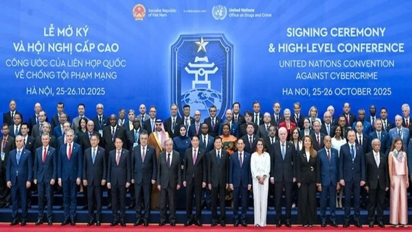 Chủ tịch nước Lương Cường, Tổng thư ký Liên hợp quốc và lãnh đạo, đại diện các nước tham dự Lễ mở ký Công ước của Liên hợp quốc về chống tội phạm mạng. (Ảnh: THỦY NGUYÊN)