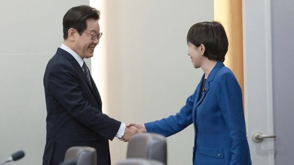 Tổng thống Hàn Quốc Lee Jae Myung và Thủ tướng Nhật Bản Sanae Takaichi tại cuộc gặp ở Gyeongju, tỉnh Bắc Gyeongsang (Hàn Quốc), ngày 30/10/2025. (Ảnh: Yonhap/TTXVN)