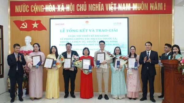 Các thầy giáo, cô giáo được trao giải tại Cuộc thi “Thiết kế bài giảng phòng, chống tác hại thuốc lá, thuốc lá điện tử, thuốc lá nung nóng dành cho giáo viên phổ thông toàn quốc năm 2025". 