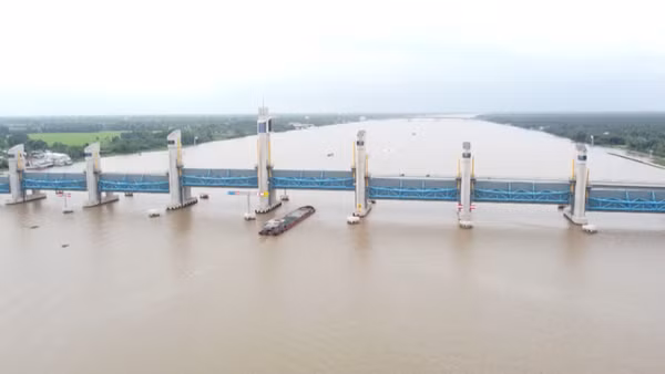 Công trình thủy lợi Cống Cái Lớn (Đồng bằng sông Cửu Long) đóng vai trò quan trọng trong điều tiết nguồn nước của vùng.