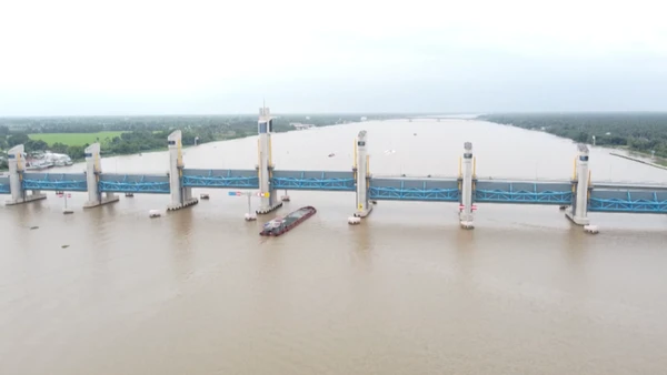 Công trình thủy lợi Cống Cái Lớn (Đồng bằng sông Cửu Long) đóng vai trò quan trọng trong điều tiết nguồn nước của vùng.