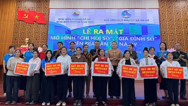 Lãnh đạo xã Nà Hỳ tặng quà ban chủ nhiệm 7 mô hình "Gia đình số-Chi hội số" thuộc xã Nà Hỳ.