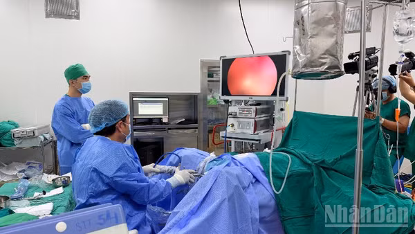 Các bác sĩ mổ thị phạm về bệnh lý thận, tiết niệu