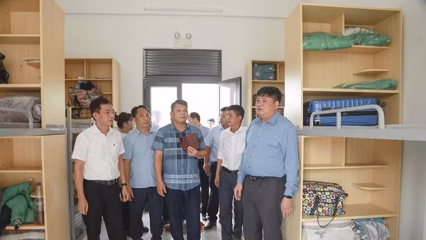 Đồng chí Bùi Quang Trí và thành viên đoàn công tác tỉnh Tuyên Quang thăm nơi ở của học sinh Trường nội trú liên cấp Si Pa Phìn. 