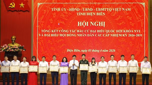 Đồng chí Lê Thành Đô, Phó Bí thư Thường trực Tỉnh ủy, Chủ tịch Hội đồng nhân dân tỉnh trao Bằng khen của Ban Thường vụ Tỉnh ủy tặng các cá nhân có thành tích xuất sắc trong thực hiện công tác bầu cử.