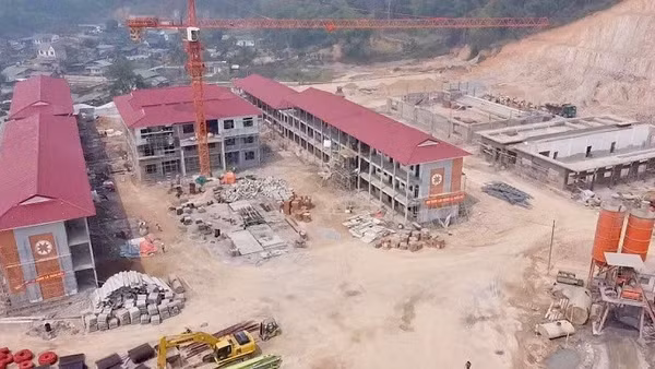 Trường nội trú liên cấp Thanh Nưa do Tổng Công ty số 6 Điện Biên thi công đã hoàn thành 70% tiến độ; dự kiến công trình hoàn thành đưa vào sử dụng trong tháng 6/2026.