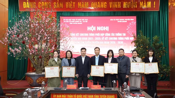 Lãnh đạo Ủy ban Mặt trận Tổ quốc Việt Nam tỉnh Tuyên Quang trao bằng khen cho các cá nhân có thành tích trong công tác phối hợp thông tin, tuyên truyền giai đoạn 2021-2025.