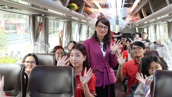 Giáo sư, Tiến sĩ Nguyễn Thị Thanh Mai, Giám đốc Đại học Quốc gia Thành phố Hồ Chí Minh, tiễn sinh viên về quê đón Tết.