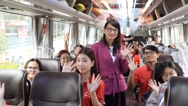 Giáo sư, Tiến sĩ Nguyễn Thị Thanh Mai, Giám đốc Đại học Quốc gia Thành phố Hồ Chí Minh, tiễn sinh viên về quê đón Tết.