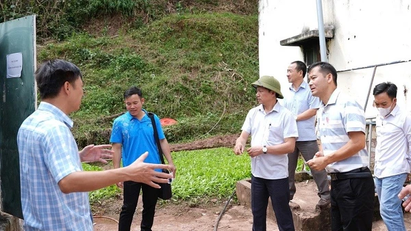 Cán bộ y tế tỉnh Điện Biên hướng dẫn cán bộ xã Nậm Kè cách tuyên truyền người dân phòng bệnh; đồng thời thực hiện nghiêm phun khử khuẩn quanh khu vực.