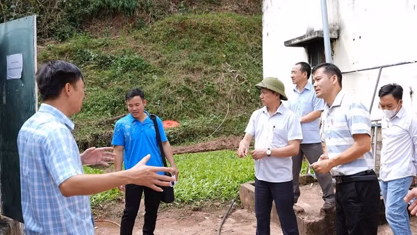 Cán bộ y tế tỉnh Điện Biên hướng dẫn cán bộ xã Nậm Kè cách tuyên truyền người dân phòng bệnh; đồng thời thực hiện nghiêm phun khử khuẩn quanh khu vực.