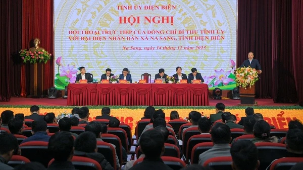 Bí thư Tỉnh ủy Điện Biên Trần Tiến Dũng phát biểu tại buổi gặp mặt, đối thoại với nhân dân xã Na Sang.