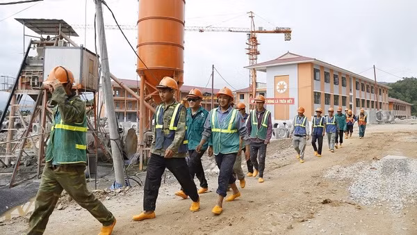 Các doanh nghiệp xây dựng tại Điện Biên không chỉ phải chi trả giá nhân công cao hơn giá công bố mà còn áp dụng chế độ thưởng ca, thưởng kíp để giữ chân người lao động.