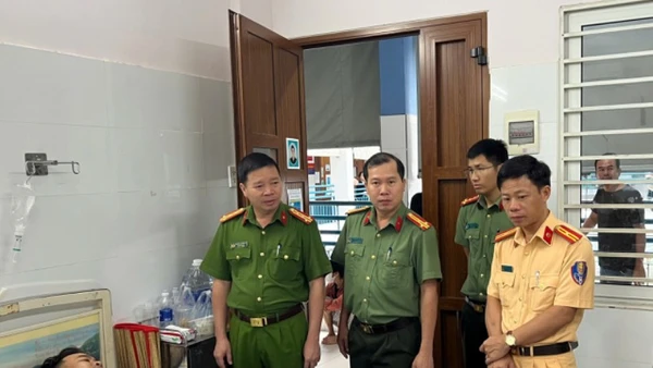 Đoàn công tác thăm hỏi Trung tá Nguyễn Hoàng Trung.