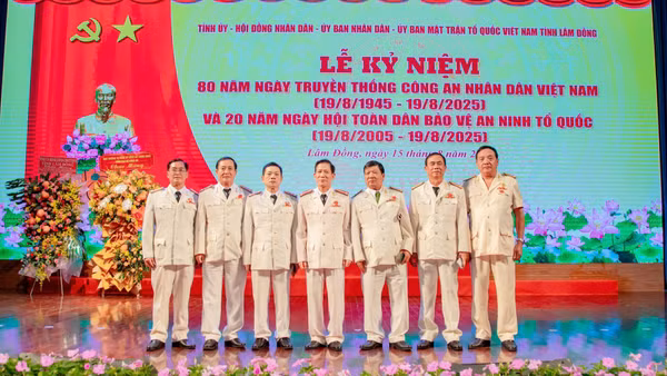 Đại tá Nguyễn Ngọc Anh (Ngoài cùng bên phải) tại Lễ kỷ niệm 80 năm Ngày truyền thống Công an nhân dân.