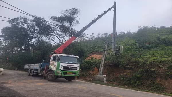 Những ngày vừa qua, các đơn vị liên quan nỗ lực khôi phục hệ thống điện cấp cho Nhà máy sản xuất nước Nam Hồ Núi Cốc.
