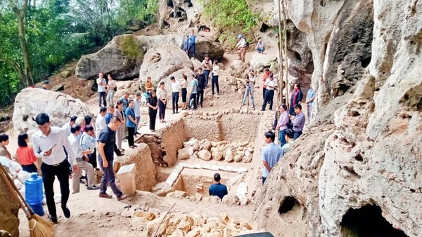 Nhiều nhà khảo cổ, nhà khoa học, đại biểu tham quan di chỉ Mái Đá Ngườm lần thứ 6 năm 2025.