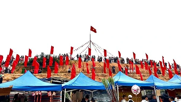 Điểm nhấn trong không gian văn hóa Ngày hội Văn hóa các dân tộc xã Tìa Dình là đồi Hồng Kỳ được trang trí bởi 80 lá Quốc kỳ - biểu trưng cho 80 năm nước Việt Nam thịnh vượng, phát triển.