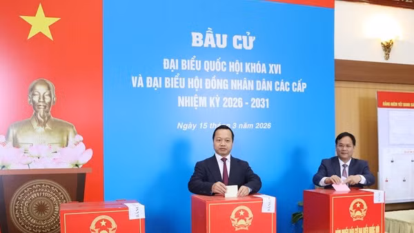 Bí thư Tỉnh ủy Điện Biên Trần Tiến Dũng bỏ phiếu bầu đại biểu Quốc hội và đại biểu Hội đồng nhân dân các cấp, nhiệm kỳ 2026-2031.