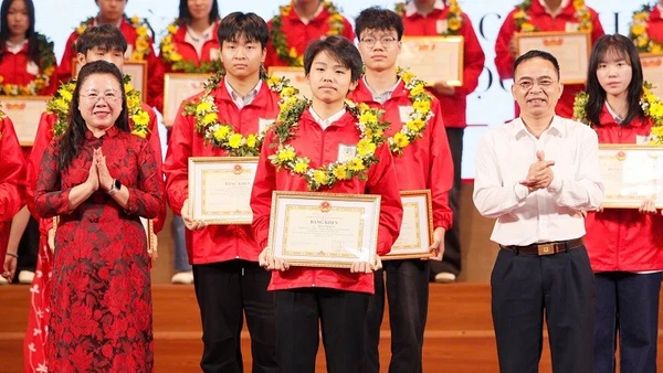 Đồng chí Nguyễn Văn Đoạt, Phó Chủ tịch Ủy ban nhân dân tỉnh Điện Biên cùng Giám đốc Sở Giáo dục và Đào tạo Điện Biên Hoàng Tuyết Ban trao thưởng em Trần Anh Quân đoạt giải Nhất môn Toán trong kỳ thi chọn học sinh giỏi quốc gia, năm học 2025-2026.