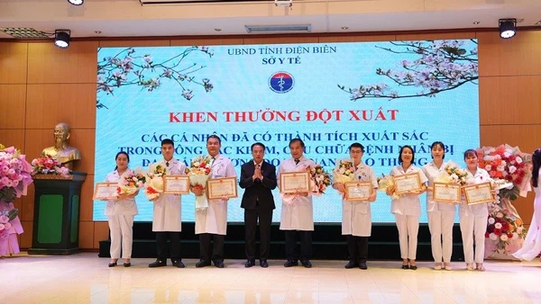 Đồng chí Phạm Giang Nam, Giám đốc Sở Y tế tỉnh Điện Biên trao Bằng khen của Chủ tịch Ủy ban nhân dân tỉnh Điện Biên và Giấy khen của Sở Y tế tặng các cá nhân có thành tích cứu chữa, phẫu thuật người bệnh. 