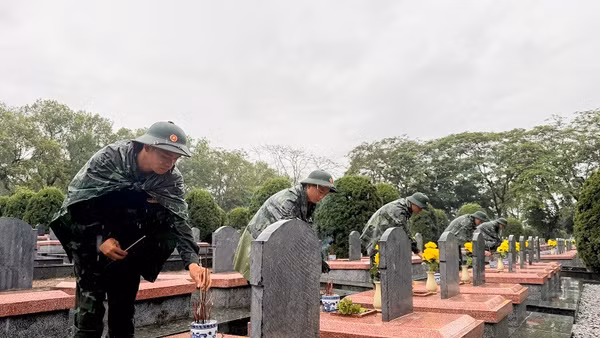 Chiến sĩ Bộ Chỉ huy quân sự tỉnh Điện Biên thắp hương trên các phần mộ liệt sĩ tại Nghĩa trang liệt sĩ Độc Lập.