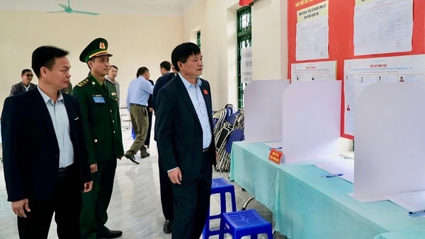 Đồng chí Lê Thành Đô, Phó Bí thư Thường trực Tỉnh ủy, Chủ tịch Hội đồng nhân dân tỉnh kiểm tra công tác chuẩn bị bầu cử tại xã Thanh Nưa, tỉnh Điện Biên.