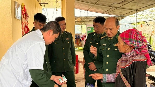 Cán bộ quân y Đồn biên phòng Nậm Nhừ cấp thuốc cho bà con người dân tộc thiểu số ở xã Nà Hỳ. 