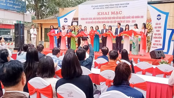 Lãnh đạo tỉnh Thái Nguyên khai trương không gian trưng bày, giới thiệu sách, tư liệu, báo chí, ảnh, pa nô về cuộc bầu cử.