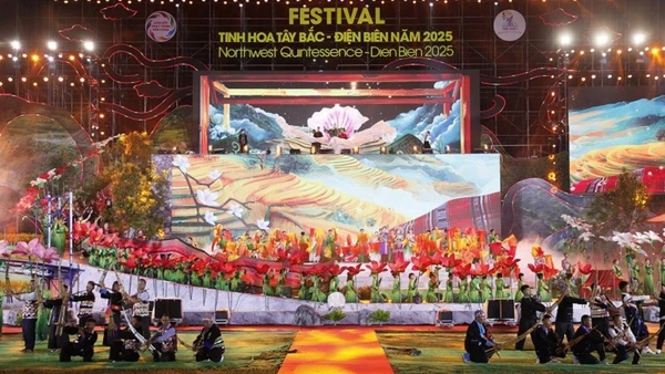 Chương trình văn nghệ đặc sắc trong đêm khai mạc Festival Tinh hoa Tây Bắc-Điện Biên, thu hút hàng nghìn nhân dân, du khách theo dõi.