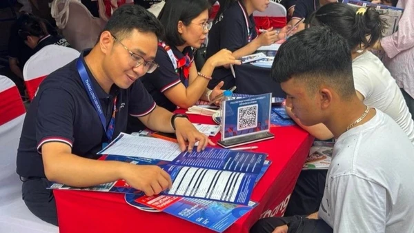 Học sinh tìm hiểu thông tin tuyển sinh tại gian tư vấn của Trường đại học Thăng Long. (Ảnh: THÚY QUỲNH)