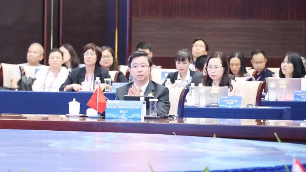 Thứ trưởng Khoa học và Công nghệ Bùi Hoàng Phương dự hội nghị.
