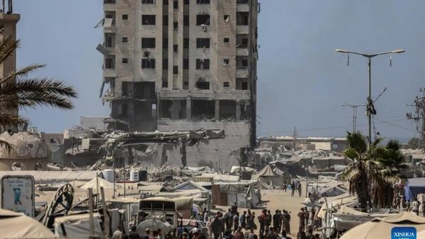 Đống đổ nát của một tòa nhà sau cuộc không kích của Israel tại Gaza, ngày 5/9/2025. (Ảnh: XINHUA)