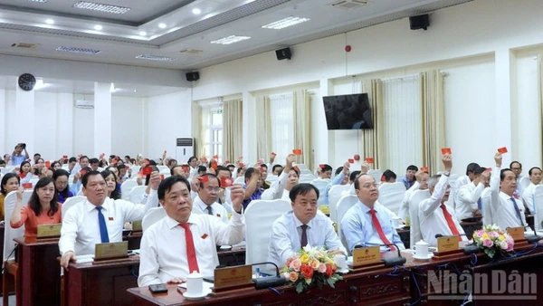 Các đại biểu Hội đồng nhân tỉnh Cà Mau biểu quyết thông qua nhiều quyết sách quan trọng tại Hội nghị lần thứ 3, nhiệm kỳ 2021-2026.