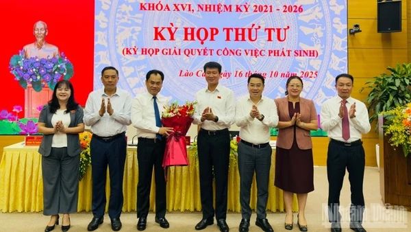 Sơ Kết 12 Năm Kết Nghĩa Hữu Nghị Giữa Thôn Lồ Cố Chin (Việt Nam) Và Thôn Lao Kha (Trung Quốc) Lãnh Đạo Tỉnh Lào Cai Tặng Hoa Chúc Mừng Tân Chủ Tịch Hội Đồng Nhân Dân Tỉnh Trịnh Việt Hùng. (Ảnh: Thanh Sơn)